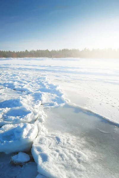 寒冷的波罗的海海岸在晴朗的日子里 冰层质感紧密相连 美丽的冬季风景 概念形象 气候变化 全球变暖 — 图库照片