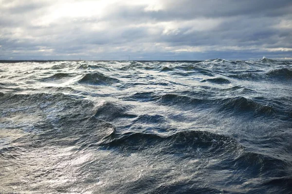 Mar Norte Sob Nuvens Escuras Após Tempestade Uma Vista Veleiro — Fotografia de Stock