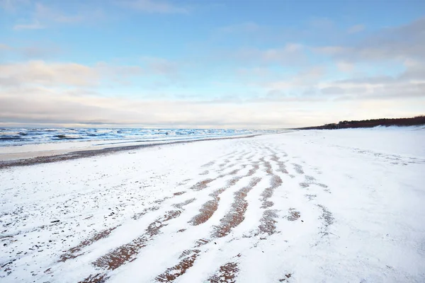 日落时从白雪覆盖的波罗的海海岸看到的风景 拉脱维亚里加湾 五彩斑斓的云彩 变化无常的天气 波浪和水花四溅 冬季旅游 全球变暖主题 — 图库照片