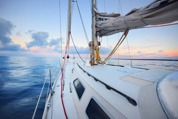 Witte Jacht Zeilen Een Stilstaand Water Bij Zonsondergang Vorst Eerste — Stockfoto