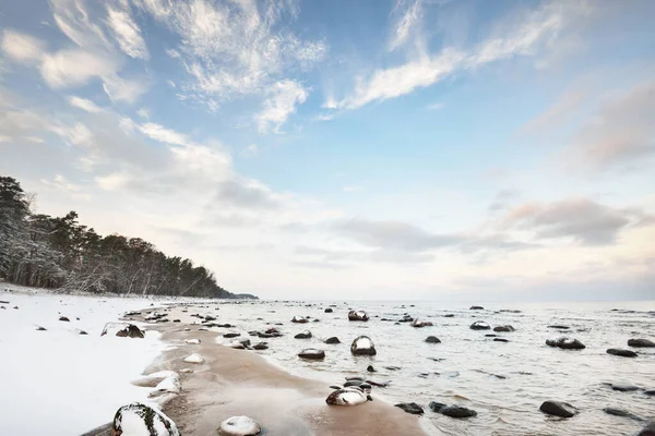 Uma Vista Costa Coberta Neve Mar Báltico Pôr Sol Pedras — Fotografia de Stock