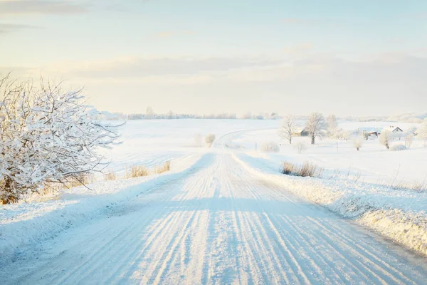 Landsväg Genom Snötäckt Fält Efter Snöstorm Vid Solnedgången Klar Himmel — Stockfoto