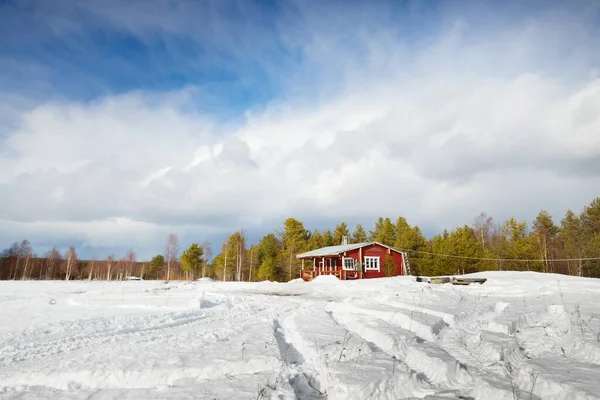 吹雪の後に雪に覆われたフィールドを空の道路 輝く雲と劇的な空 冬の田園風景 旅行先 エコツーリズム オフロード 遠隔村 — ストック写真