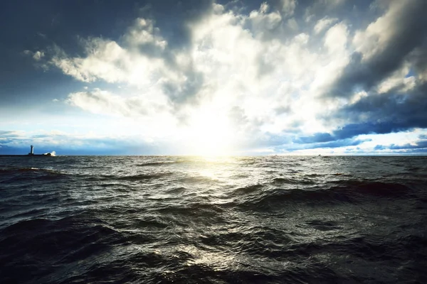 Uitzicht Noordzee Vanaf Een Zeilboot Bij Zonsondergang Dramatische Stormachtige Hemel — Stockfoto