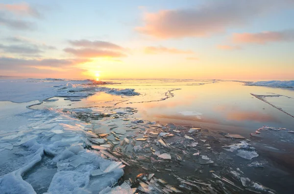 Panoramatický Výhled Zasněžený Břeh Zamrzlého Jezera Saima Při Západu Slunce — Stock fotografie