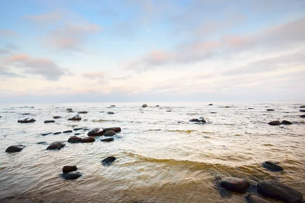 Una Vista Costa Del Mar Báltico Cubierta Nieve Atardecer Piedras — Foto de Stock