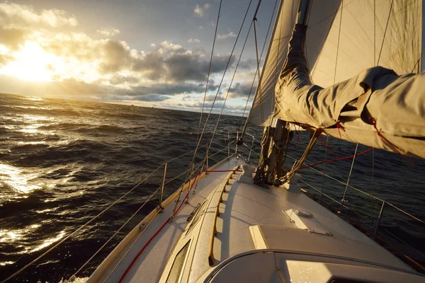 Yate Navegando Mar Abierto Atardecer Vista Cerca Desde Cubierta Hasta — Foto de Stock