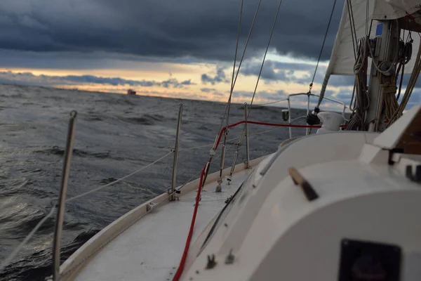 Segeljacht Auf Offener See Bei Sonnenuntergang Nahsicht Vom Deck Auf — Stockfoto