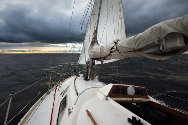 游艇在开阔的海面上航行 从甲板到船头 桅杆和船帆的近景 戏剧化的暴风雨天 史诗般的海景挪威北海 — 图库照片