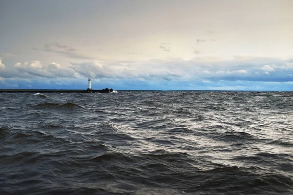 Pohled Severní Moře Plachetnice Při Západu Slunce Dramatická Bouřková Obloha — Stock fotografie