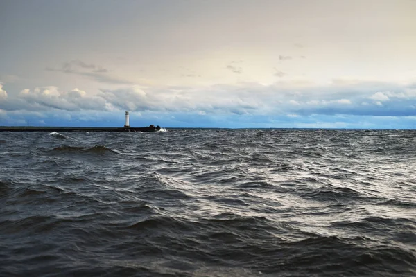 Uitzicht Noordzee Vanaf Een Zeilboot Bij Zonsondergang Dramatische Stormachtige Hemel — Stockfoto