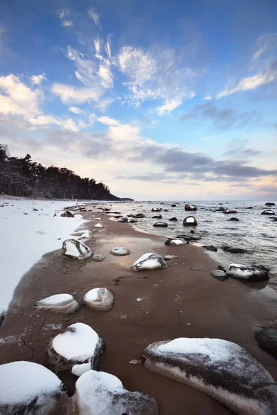 Uma Vista Costa Coberta Neve Mar Báltico Pôr Sol Pedras — Fotografia de Stock