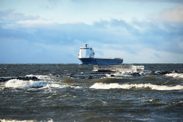 Grande Navio Carga Navegando Mar Báltico Sob Céu Tempestuoso Baía — Fotografia de Stock