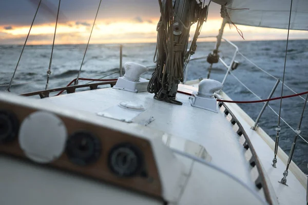 Iate Navegando Mar Aberto Dia Inverno Vista Perto Convés Para — Fotografia de Stock