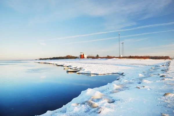 Açık Bir Günde Donmuş Deniz Kıyısındaki Meteoroloji Istasyonu Kış Sahnesini — Stok fotoğraf