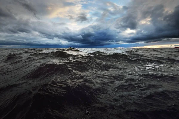 日落时从帆船上俯瞰北海 戏剧化的暴风雨的天空 阳光穿过乌云 史诗般的海景冬季的深层气旋挪威 概念形象 气候变化 — 图库照片