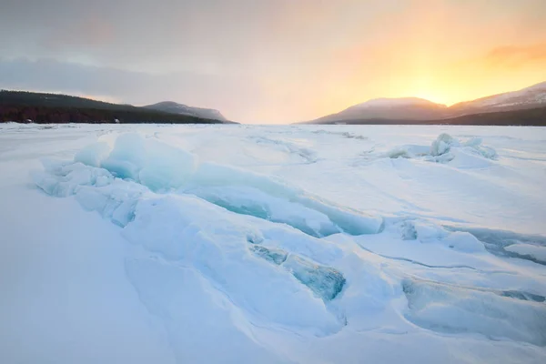 Ijsdrukrichel Een Bevroren Oever Van Het Meer Bij Zonsondergang Bergtoppen — Stockfoto