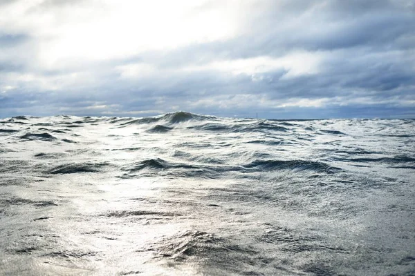 雷雨过后 北海笼罩在乌云之下 从帆船上看到的风景 戏剧化的暴风雨天 史诗般的云雾 冬季的气旋 全球变暖概念 — 图库照片