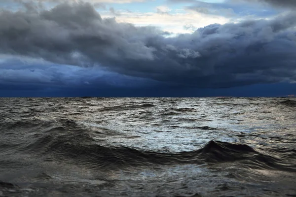 Pohled Severní Moře Plachetnice Při Západu Slunce Dramatická Bouřková Obloha — Stock fotografie