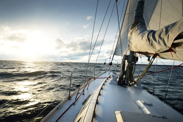 Яхт Пливе Відкритому Морі Заході Сонця Вигляд Зблизька Палуби Лук — стокове фото