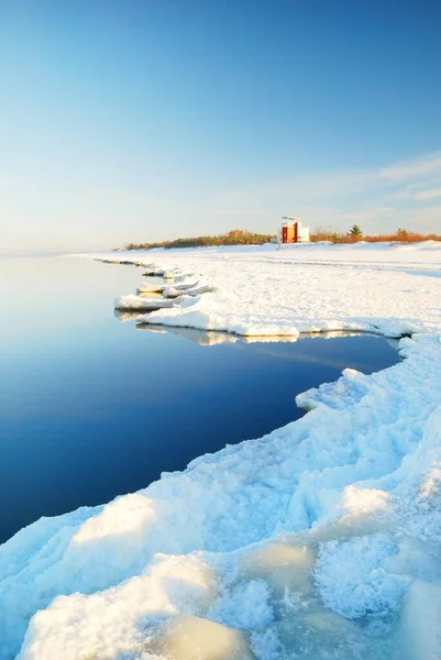 Stazione Meteorologica Sulla Riva Del Mare Ghiacciato Una Giornata Limpida — Foto Stock