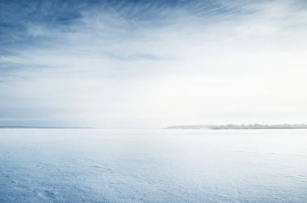 Закрите Снігом Озеро Під Ясним Синім Небом Круглими Хмарами Свіжі — стокове фото