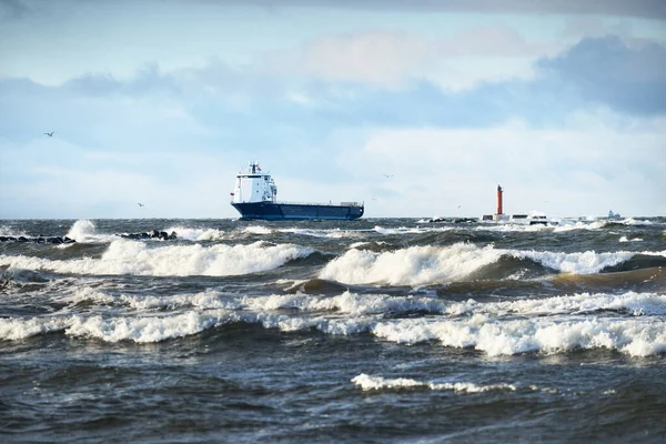 Gran Buque Carga Navegando Mar Báltico Bajo Cielo Tormentoso Bahía — Foto de Stock