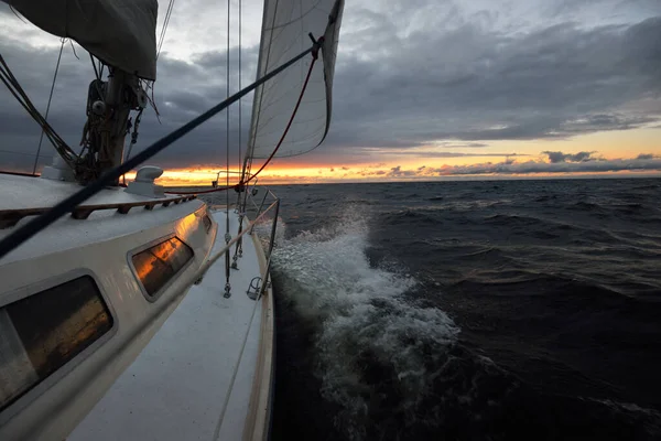 Iate Navegando Mar Aberto Dia Inverno Pôr Sol Vista Perto — Fotografia de Stock