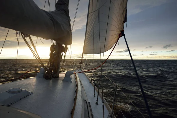 Gün Batımında Açık Denizde Yelken Açmak Güverteden Pruvaya Direğe Yelkenlere — Stok fotoğraf