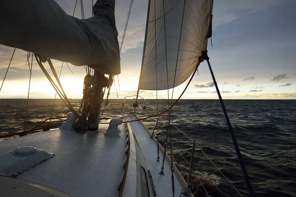 Jachtzeilen Een Open Zee Bij Zonsondergang Close Zicht Van Het — Stockfoto