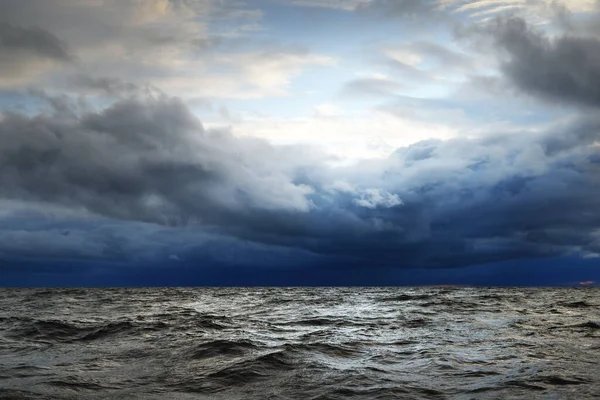 Uitzicht Noordzee Vanaf Een Zeilboot Bij Zonsondergang Dramatische Stormachtige Hemel — Stockfoto