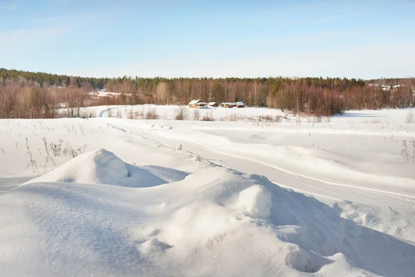 Eine Leere Landstraße Mit Einer Scharfen Kurve Durch Das Schneebedeckte — Stockfoto