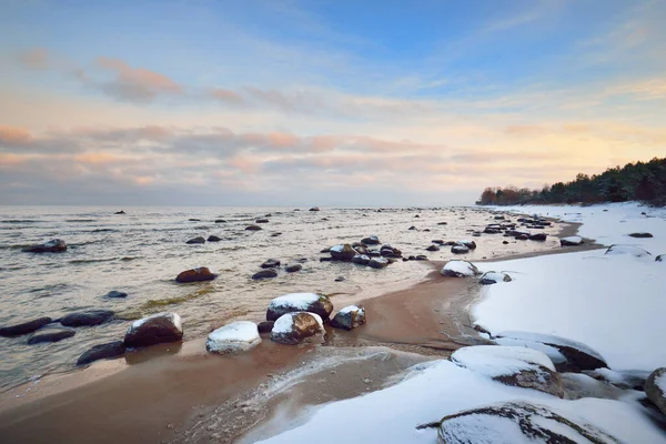 Uma Vista Costa Coberta Neve Mar Báltico Pôr Sol Pedras — Fotografia de Stock