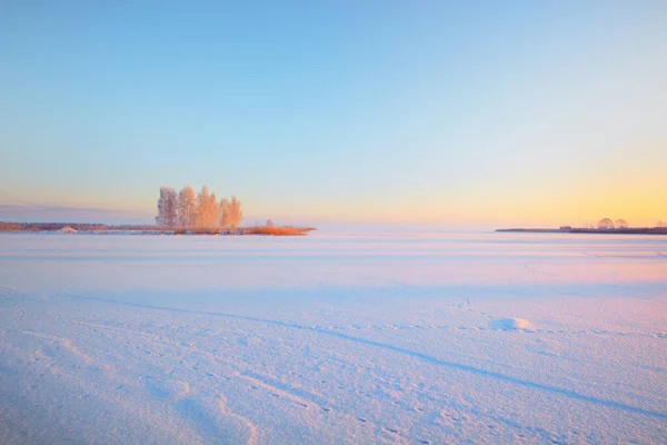 Vista Panorámica Del Lago Helado Cubierto Nieve Atardecer Finlandia Isla —  Fotos de Stock