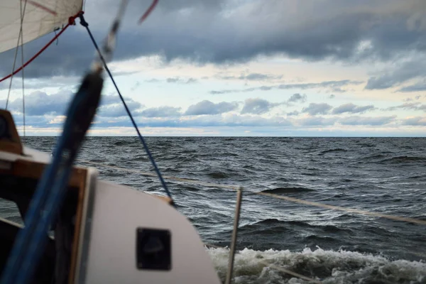 Iate Navegando Mar Aberto Dia Inverno Vista Perto Convés Para — Fotografia de Stock