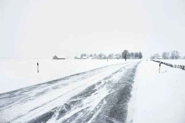 吹雪の後 国のフィールドを介して雪に覆われた高速道路 アスファルト道路 フィンランドのラップランド 危険な運転 気候変動 地球温暖化 生態系 環境保全 — ストック写真