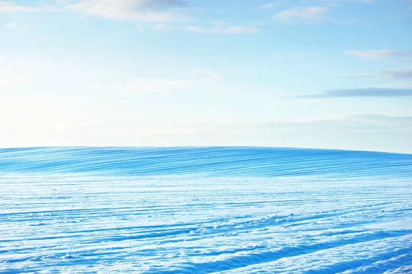 Adembenemend Panoramisch Uitzicht Het Besneeuwde Veld Een Sneeuwstorm Bij Zonsondergang — Stockfoto