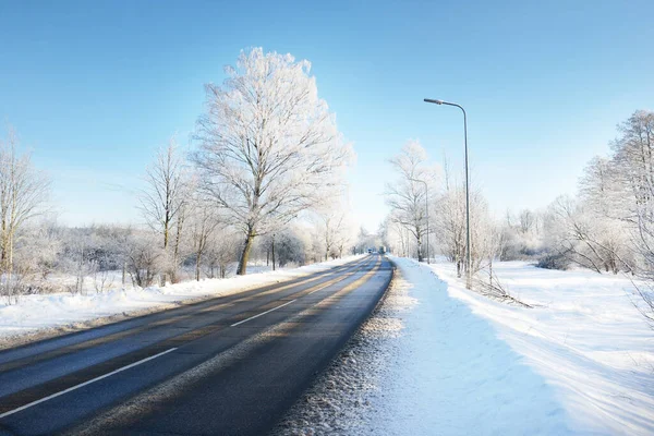 Een Lege Asfaltweg Het Reinigen Straatlantaarns Van Dichtbij Auto Sporen — Stockfoto