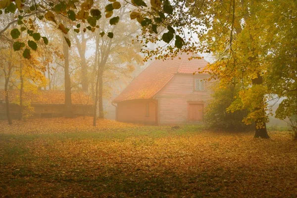 Old Traditional Wooden Country House Red Tile Roof Cloudy Autumn — Stock Photo, Image