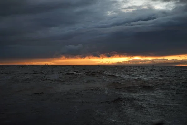 Blick Auf Die Nordsee Von Einem Segelboot Bei Sonnenuntergang Dramatisch — Stockfoto
