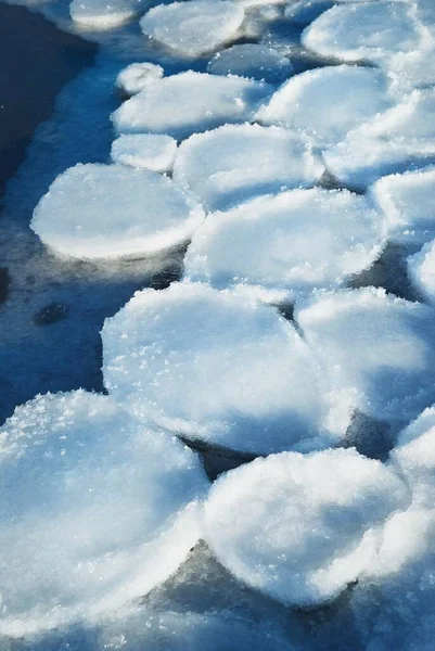 Açık Bir Günde Donmuş Bir Deniz Kıyısında Buz Basıncı Sırtı — Stok fotoğraf