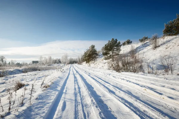 Zăpadă Acoperită Singură Bandă Drum Rural Prin Câmpuri Într Însorită — Fotografie, imagine de stoc