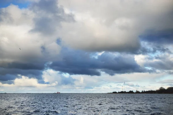 Mar Norte Sob Nuvens Escuras Após Tempestade Uma Vista Veleiro — Fotografia de Stock