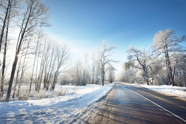 Pusta Asfaltowa Droga Oczyszczeniu Ślady Samochodów Świeżym Śniegu Ośnieżony Las — Zdjęcie stockowe