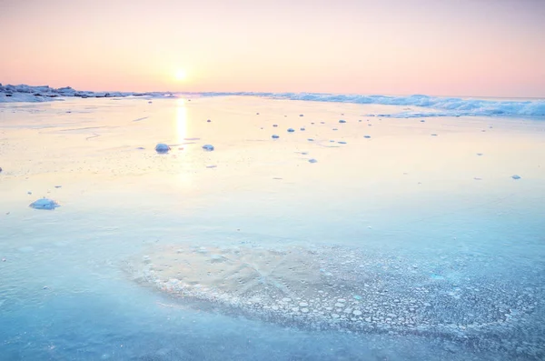 日没時の凍結したサイマ湖の雪に覆われた海岸のパノラマビュー 見事なピンクの雲の風景 水の対称性の反射 冬の不思議の国 フィンランド — ストック写真