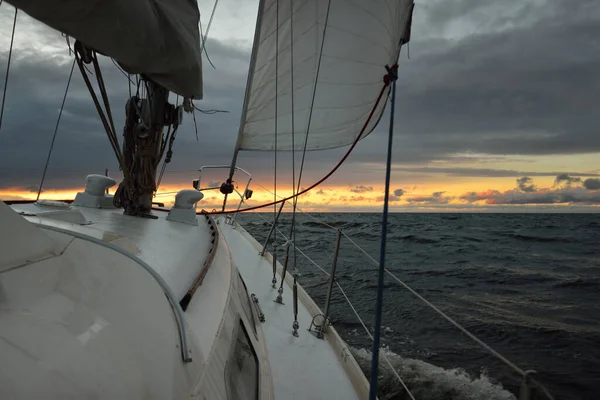 Segling Öppet Hav Vinterdag Närbild Från Däck Till Fören Mast — Stockfoto