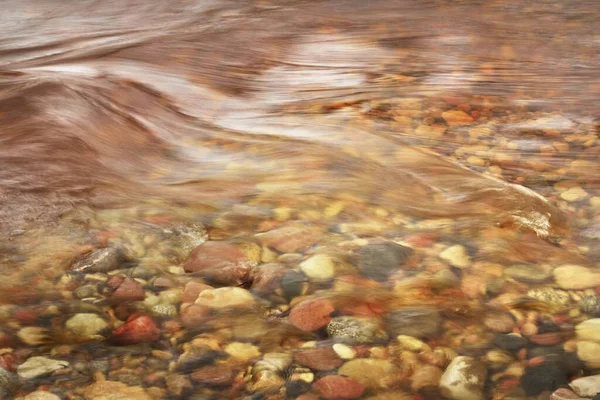 透明な川の水の下でカラフルな小石 クローズアップ 長時間露光 要旨自然パターン テクスチャ コンセプトイメージ マクロ写真 グラフィックリソース — ストック写真
