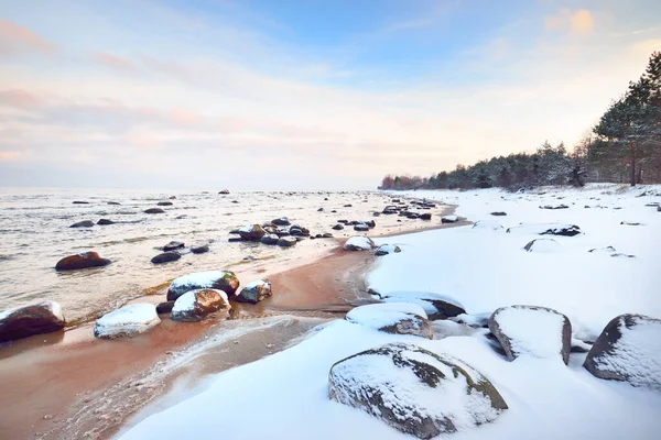 Uma Vista Costa Coberta Neve Mar Báltico Pôr Sol Pedras — Fotografia de Stock