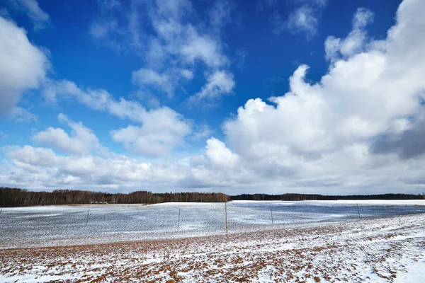 Dramatisk Blå Himmel Med Cumulus Skyer Snedækkede Land Landbrugsfelt Efter - Stock-foto