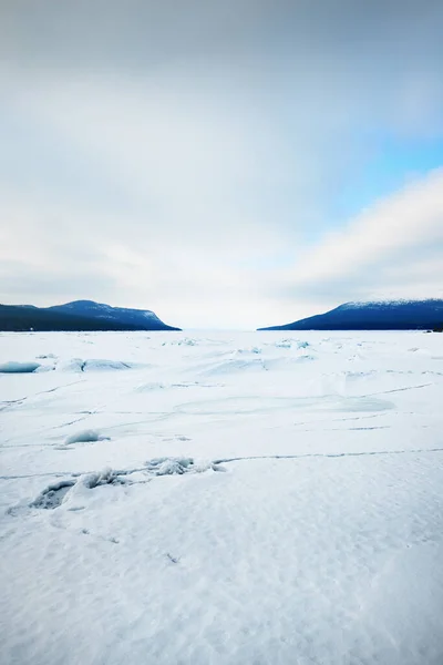 Cume Pressão Gelo Uma Costa Congelada Lago Picos Montanha Fundo — Fotografia de Stock